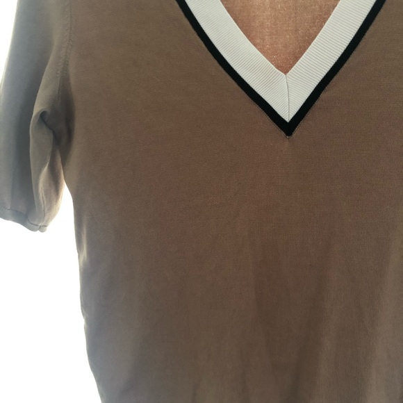 Color block v neck top - Picture 2 of 3